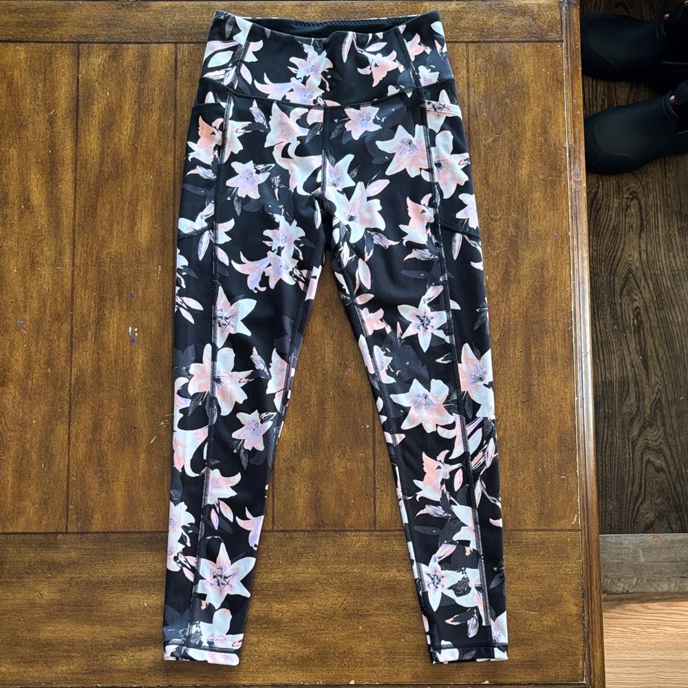 Victoria's Secret Black Leggings with Floral Design. Phone pocket. Capri.
